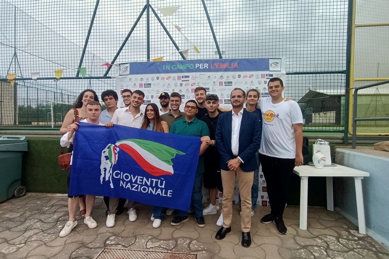 I ragazzi del gruppo di 'Gioventù Nazionale Terlizzi ' con il sottosegretario alla sanità Marcello Gemmato. <span>Foto Francesco Pitto'</span>