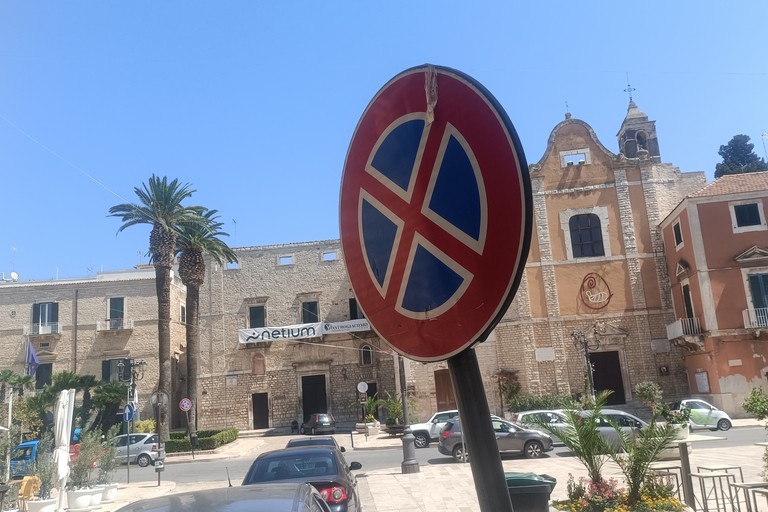 Divieto di sosta storto, angolo via Michele De Napoli -piazza Cavour. <span>Foto Francesco Pitto'</span>