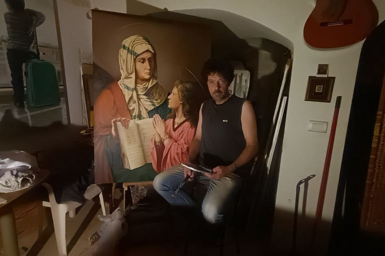 Giuseppe Mortello e il dipinto 'Sant'Anna insegna a leggere alla Vergine Maria '. <span>Foto Francesco Pitto'</span>