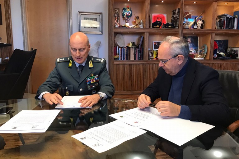 La firma dell'accordo tra Guardia di Finanza e Regione Puglia