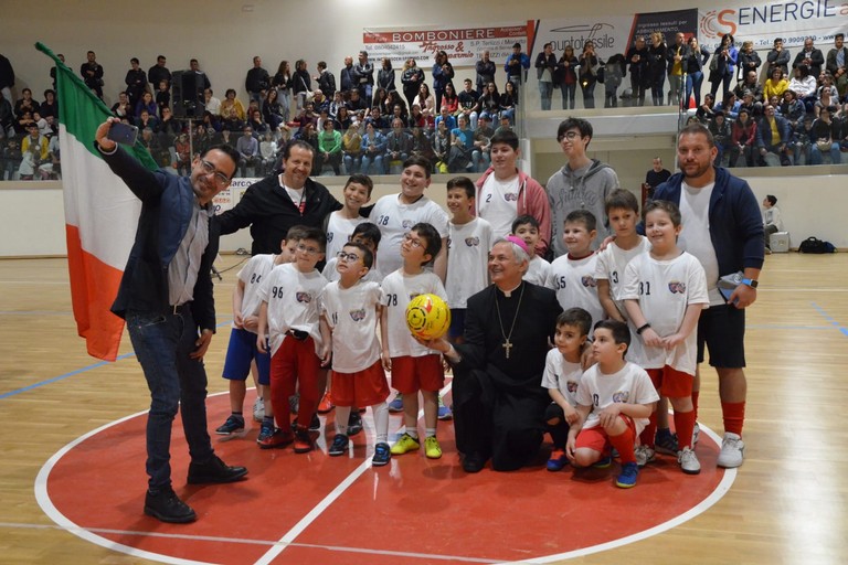 Mons. Cornacchia posa con giovani atleti