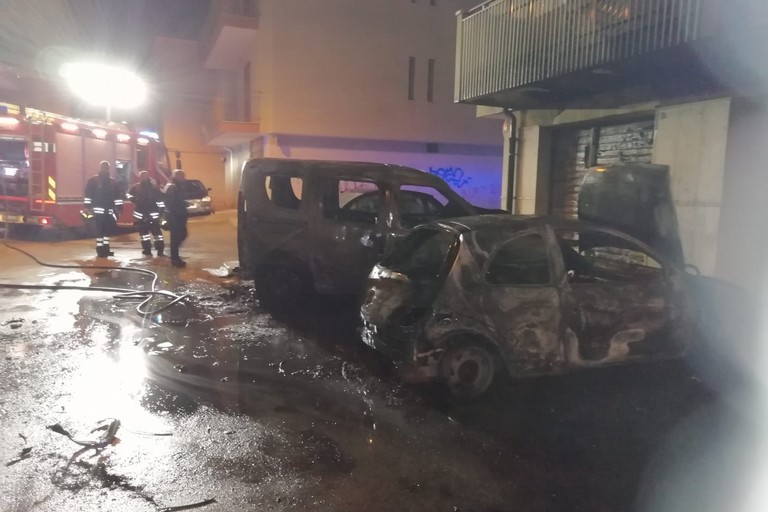 L'incendio scoppiato in via Trieste