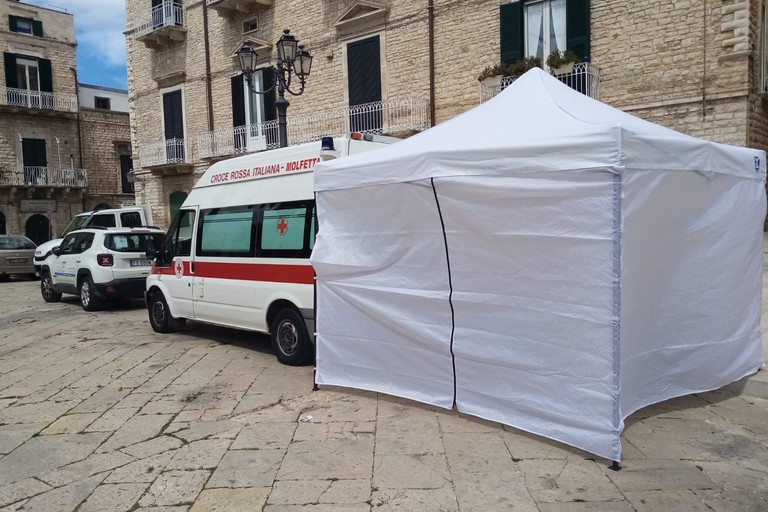 La tenda della CRI in piazza Cavour. <span>Foto Cosma Cacciapaglia</span>