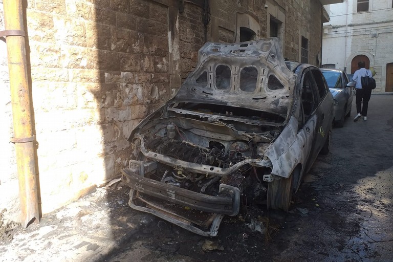 La Fiat Grande Punto incendiata in via Deledda