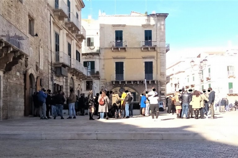 Assembramenti in piazza Cavour