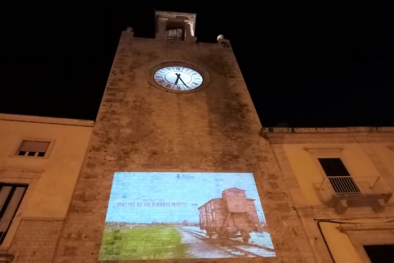 La proiezione sulla Torre Normanna. <span>Foto Cosma Cacciapaglia</span>