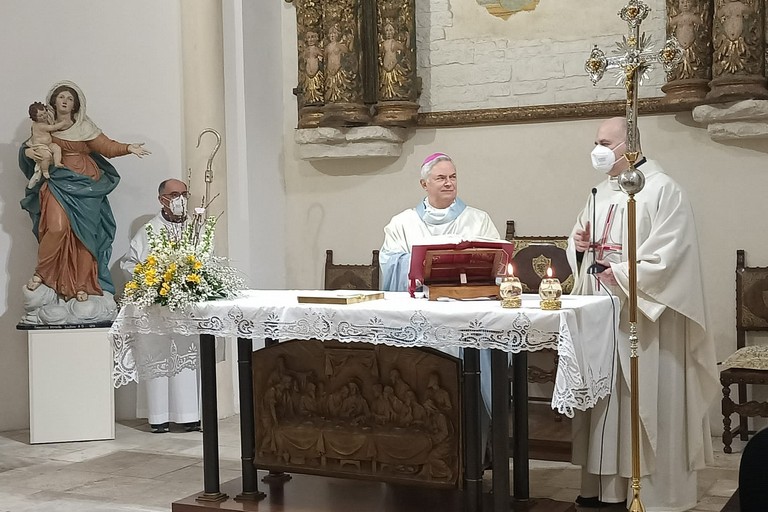 Monsignor Cornacchia celebra il rito. <span>Foto Francesco Pittò</span>