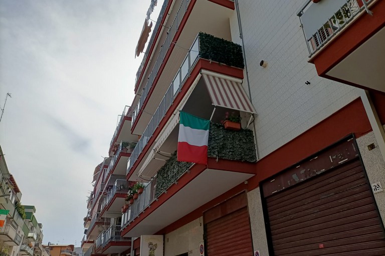 Tricolori ai balconi