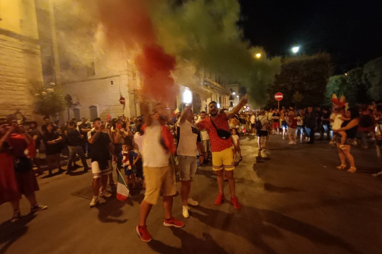 Fumogeni tricolori per la nazionale. <span>Foto Francesco Pittò</span>