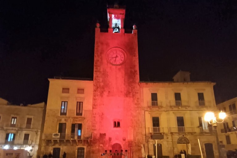 La Torre Normanna illuminata di rosso