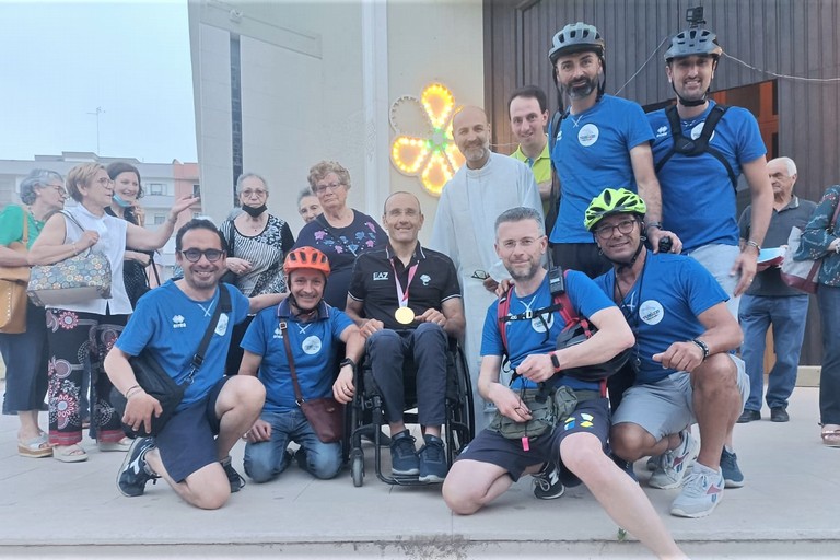 Luca Mazzone con il gruppo di Vivila in Bici. <span>Foto Francesco Pittò</span>