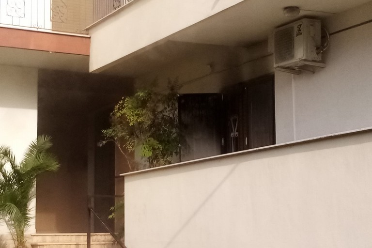 L'appartamento che ha preso fuoco