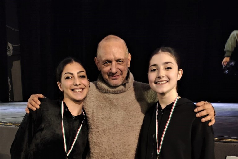 Alice Chiapperini e Daria De Nicolo con Francesco Saracino