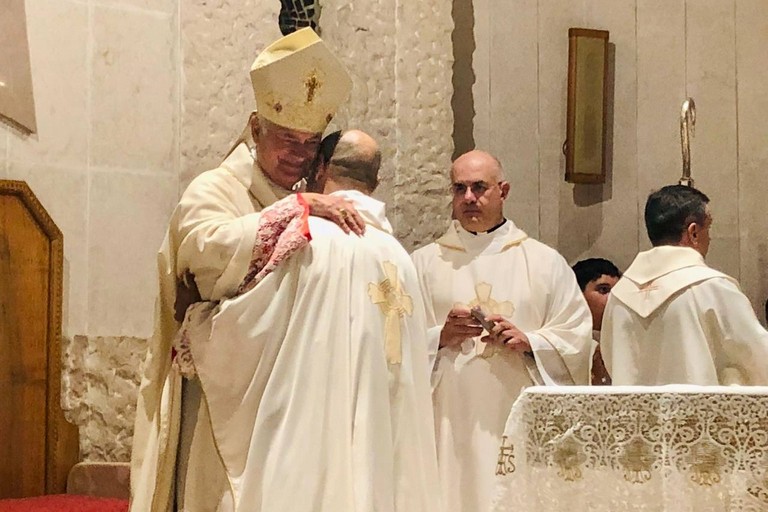 Mons. Cornacchia abbraccia don Nino Prisciandaro
