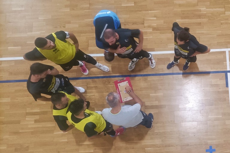 Mister Claudio Catinella e i ragazzi del Futsal Terlizzi durante un time-out. <span>Foto Francesco Pitto'</span>