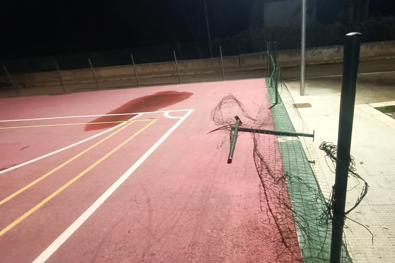 Vandalizzato campo di basket