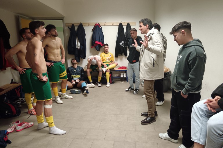 Il sindaco Michelangelo De Chirico ringrazia i ragazzi del Futsal Terlizzi under 21. <span>Foto Francesco Pitto'</span>