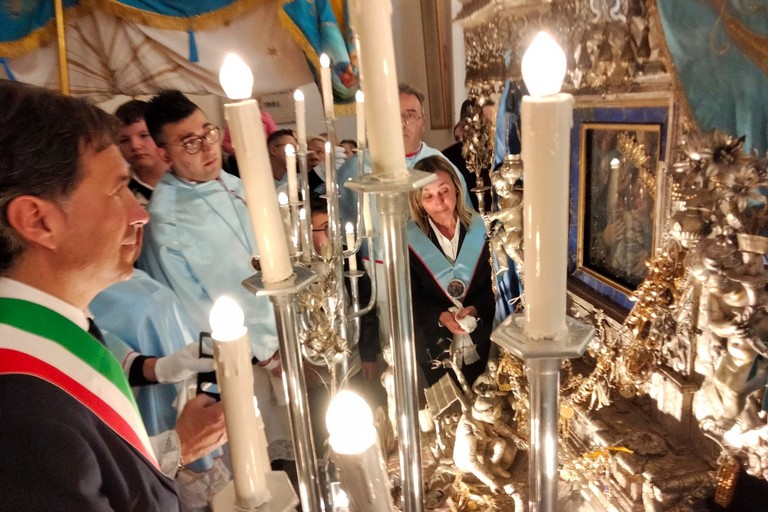 Il sindaco di Terlizzi davanti all'icona della Madonna di Sovereto. <span>Foto Cosma Cacciapaglia</span>