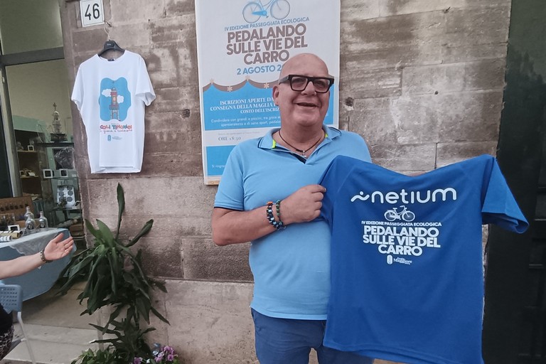 Il presidente del Comitato Festa Maggiore Michelangelo Matacchione con la maglia dell'evento. <span>Foto Francesco Pitto'</span>