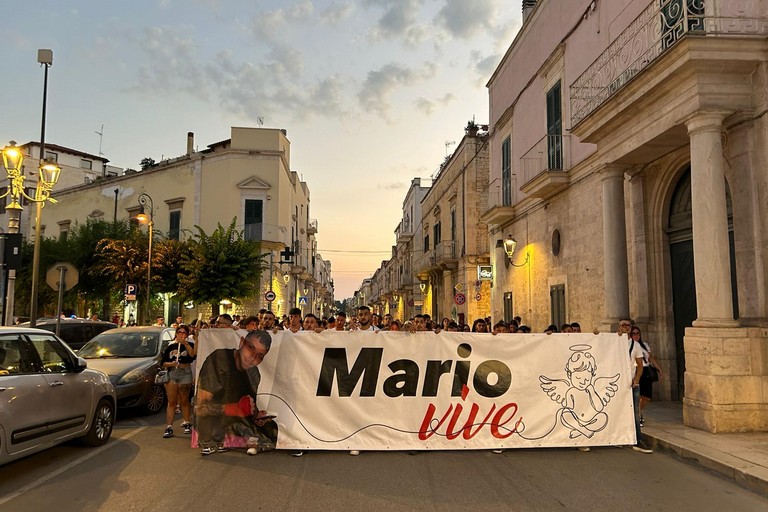 Striscione Mario Vive