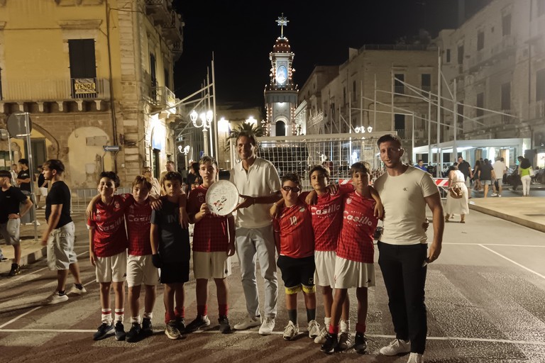 I ragazzi della Don Papa Football Club con il sindaco ed il piatto in ceramica. <span>Foto Francesco Pitto'</span>