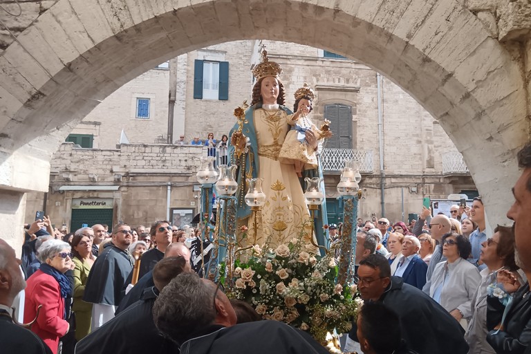 Il transito dell'effigge di Maria SS del Rosario dall'arco di via Tauro. <span>Foto Francesco Pitto'</span>