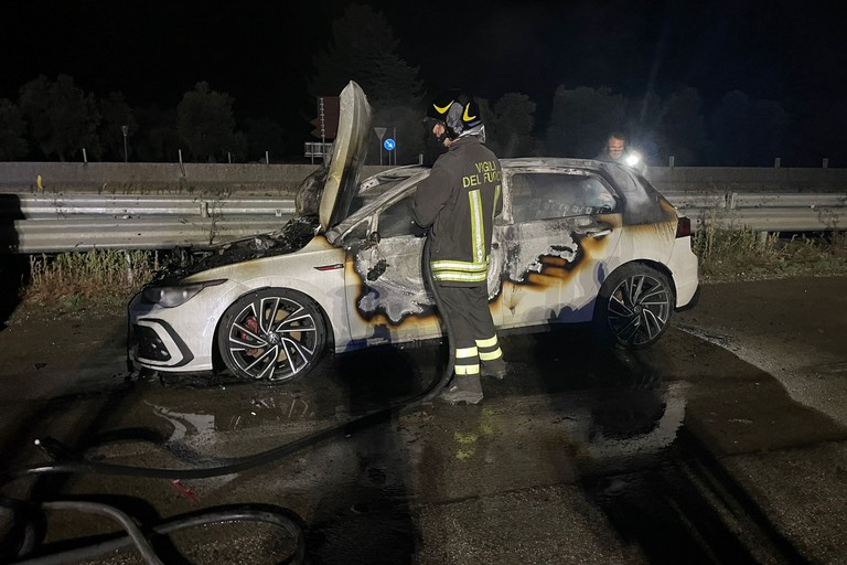 La Volkswagen Golf incendiata in località Portoni