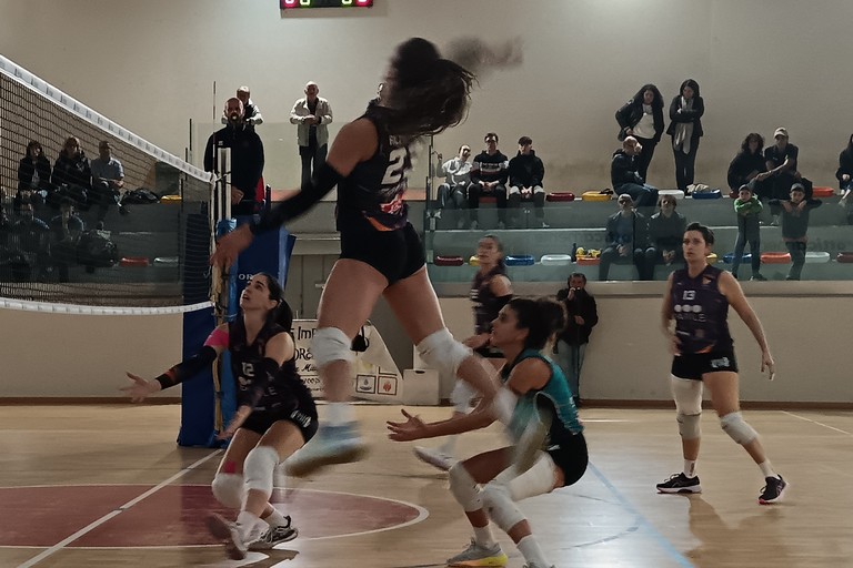 Un attacco di Emanuela Altamura in Zest Terlizzi-Lavinia Group Volley Trani. <span>Foto Francesco Pitto'</span>