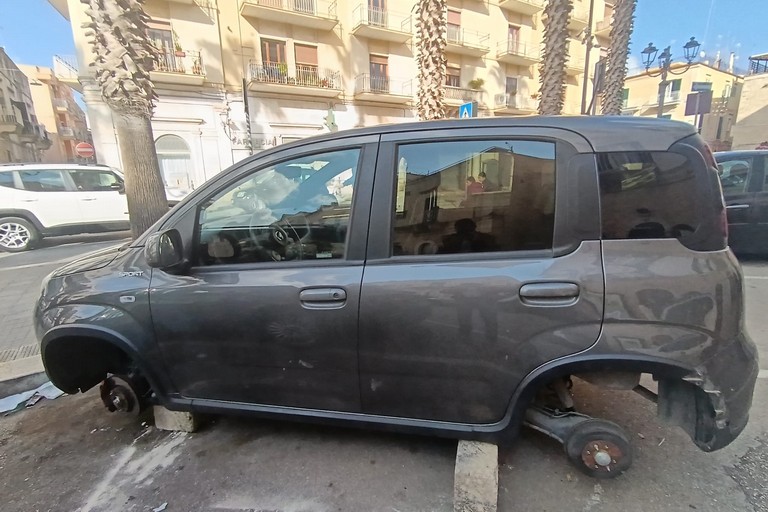 La Fiat Panda parcheggiata in corso Garibaldi