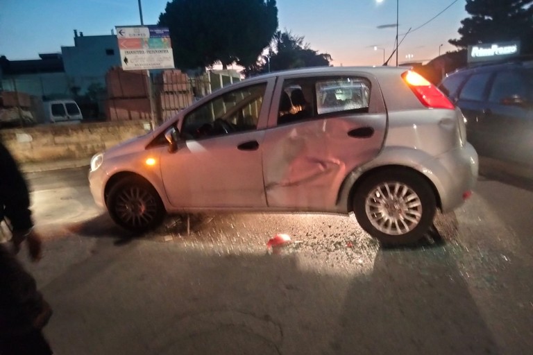 La Fiat Punto colpita dai malviventi in fuga