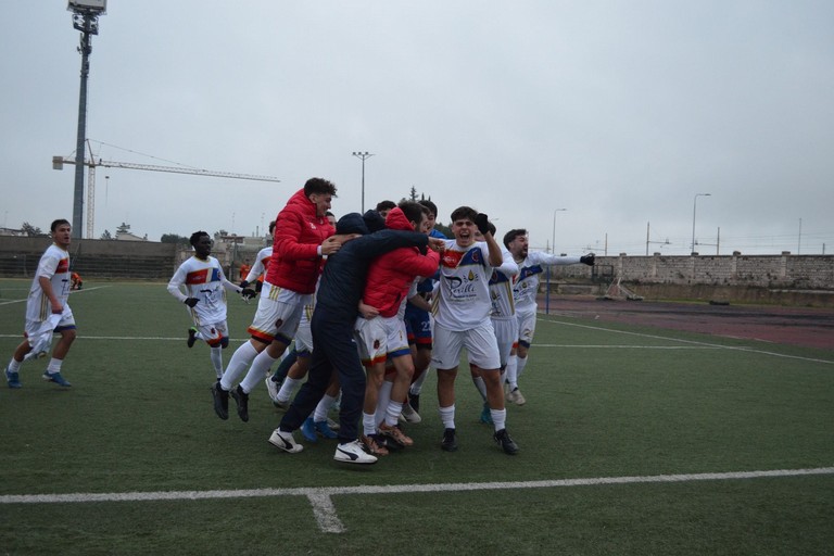 L'esultanza dei ragazzi del Real Olimpia Terlizzi al momento del 2-1. <span>Foto Giovanna Rubini </span>