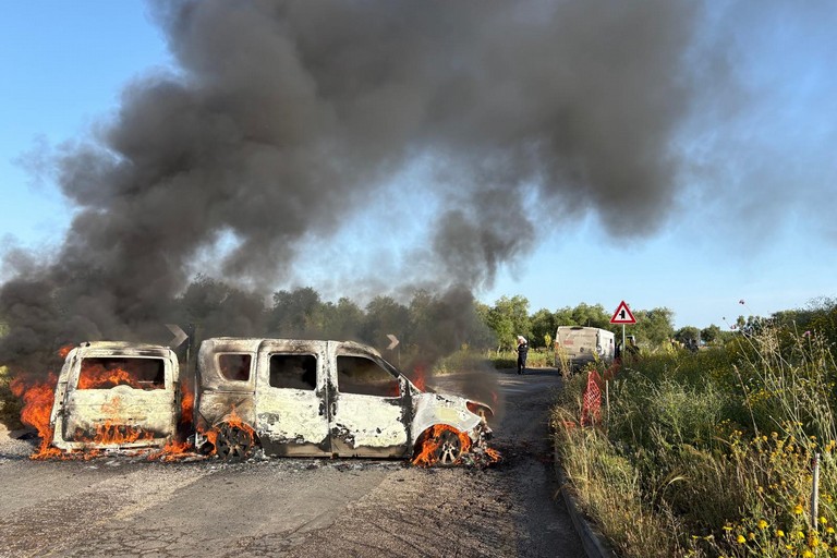 Due dei mezzi incendiati sulla strada provinciale 231