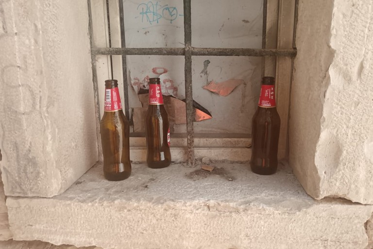 Bottiglie di birra abbandonate. <span>Foto Francesco Pittò</span>