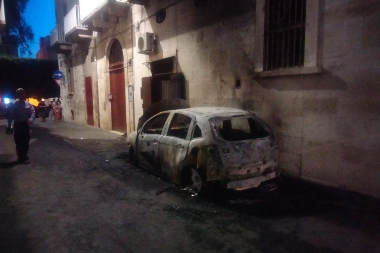 La Citroen C3 incendiata in via Colonna