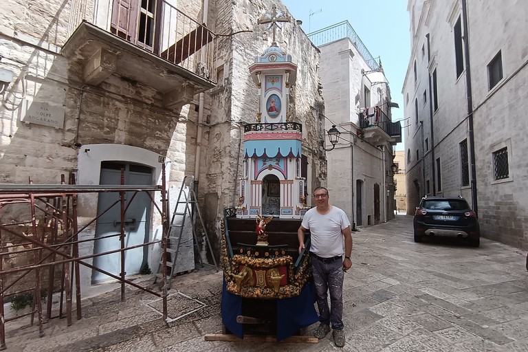 Tommaso Palmiotti con il suo carro in miniatura. <span>Foto Francesco Pitto'</span>