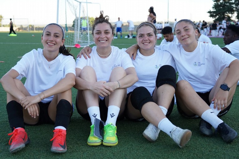 Marilisa Tricarico con alcune delle sue ragazze dell'under 19 del Bitonto C5 Femminile. <span>Foto Francesco Pitto'</span>