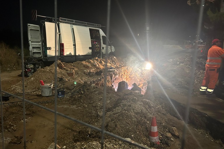Operai Italgas al lavoro. <span>Foto Paolo Alberto Malerba</span>