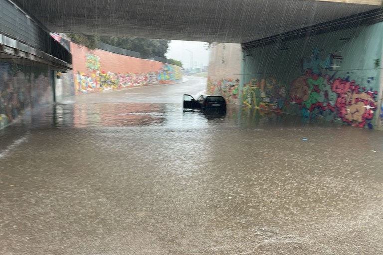 Automobilista bloccato nel sottopasso di via Mazzini