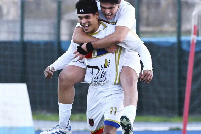 L'esultanza dopo la prima rete di Luis Ismael Reyes Alonso. <span>Foto Amedeo Coratella</span>