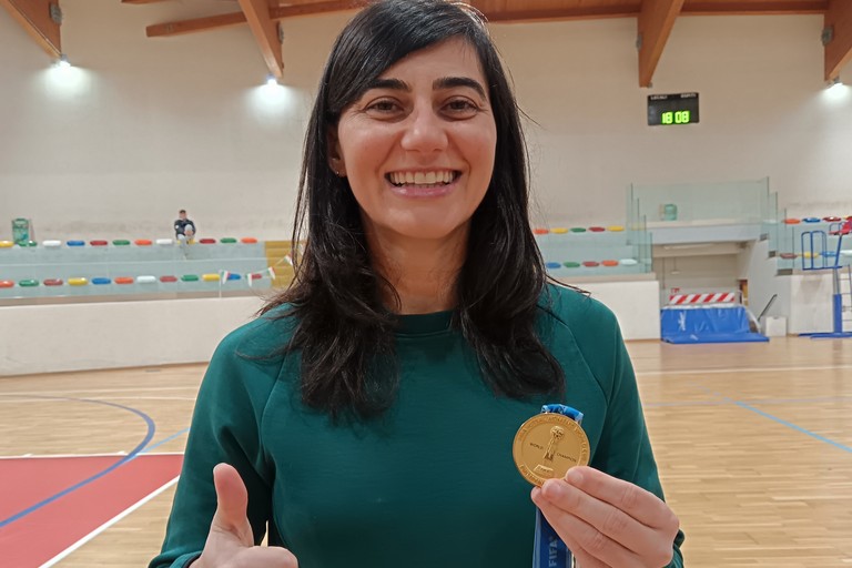 Luciléia Renner Minuzzo con la medaglia d'oro conquistata al mondiale di futsal 2025. <span>Foto Francesco Pitto'</span>