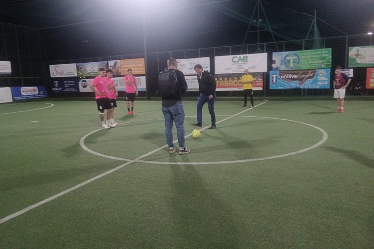 Calcio d'inizio Città dei fiori sindaco Michelangelo De Chirico e Benedetto Bellomo. <span>Foto Francesco Pitto'</span>
