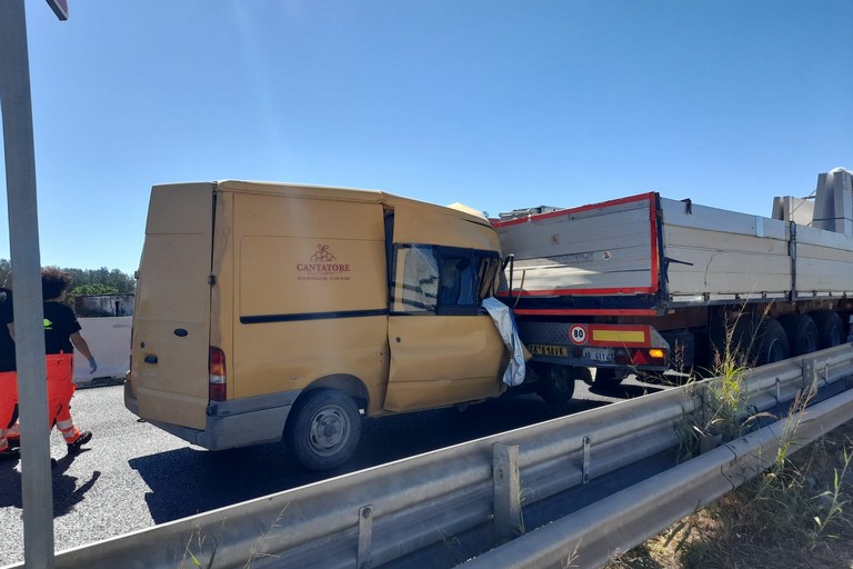 Dopo l'impatto resta incastrata tra le lamiere: morta una 42enne
