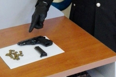 La pistola e gli stupefacenti sequestrati