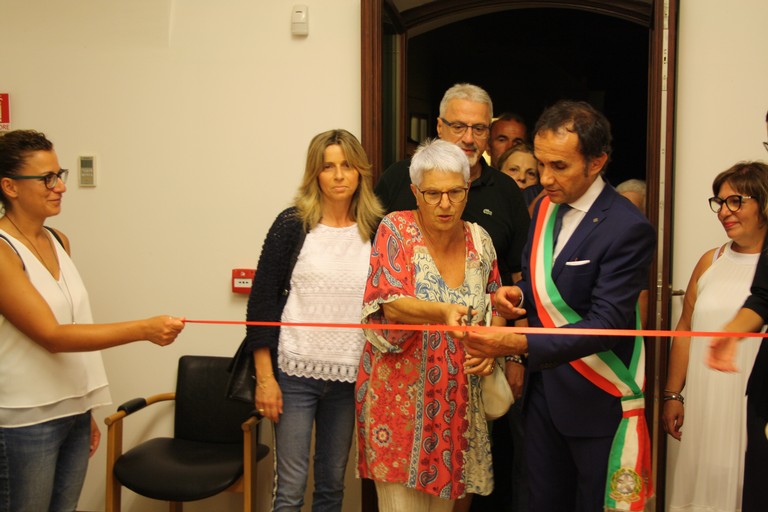 Il taglio del nastro. <span>Foto Cosma Cacciapaglia</span>