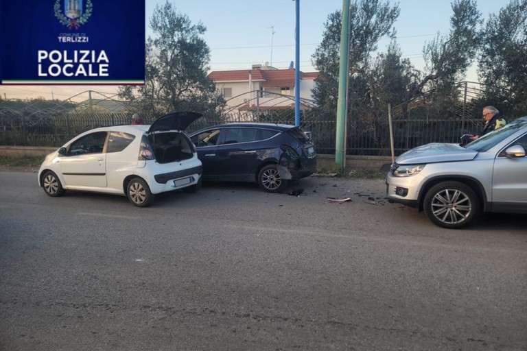 Tamponamento a catena fra quattro auto sulla Ruvo di Puglia-Terlizzi