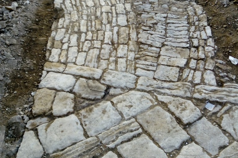 Largo Savoia pavimento in pietra. <span>Foto Cosma Cacciapaglia</span>