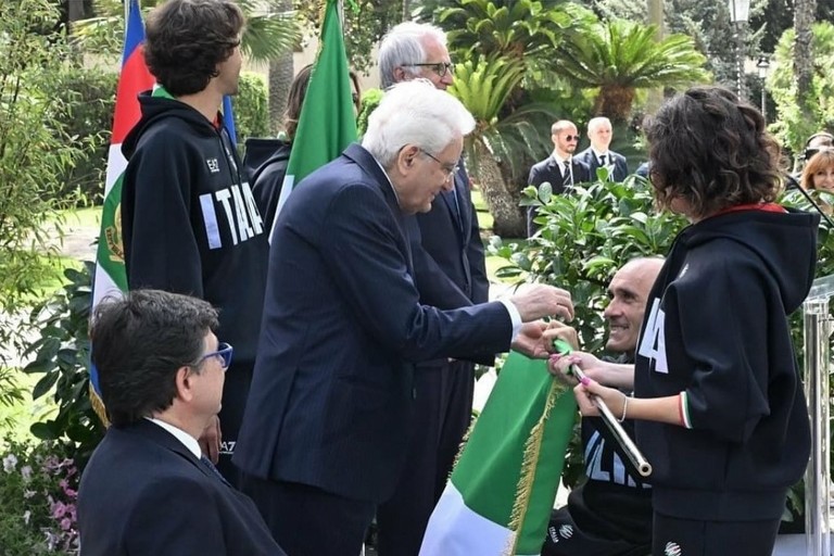 Luca Mazzone riceve bandiera da Mattarella