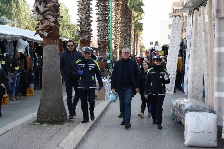 mercato settimanale JPG. <span>Foto Cosma Cacciapaglia</span>