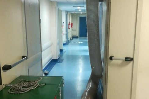 Adeguamento degli impianti in un reparto dell'ospedale. <span>Foto Cosma Cacciapaglia</span>
