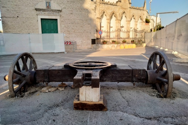 Montaggio Carro Trionfale. <span>Foto Cosma Cacciapaglia</span>